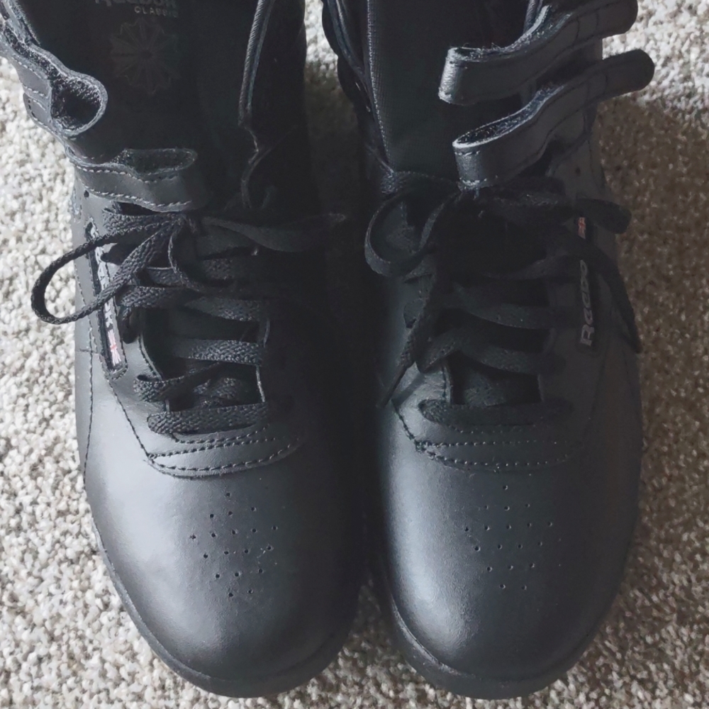 Junior's Reebok's size 7 NEW